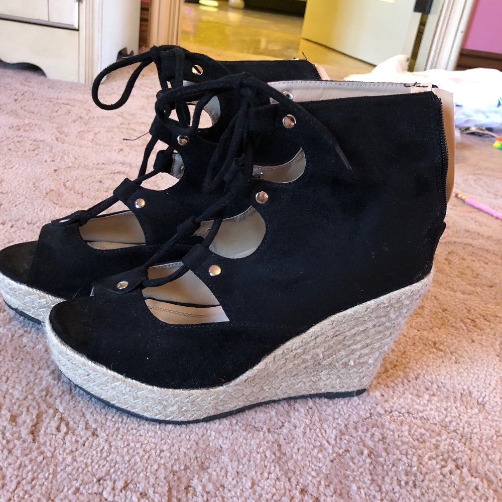 NWOT Black wedges Chase + Chloe